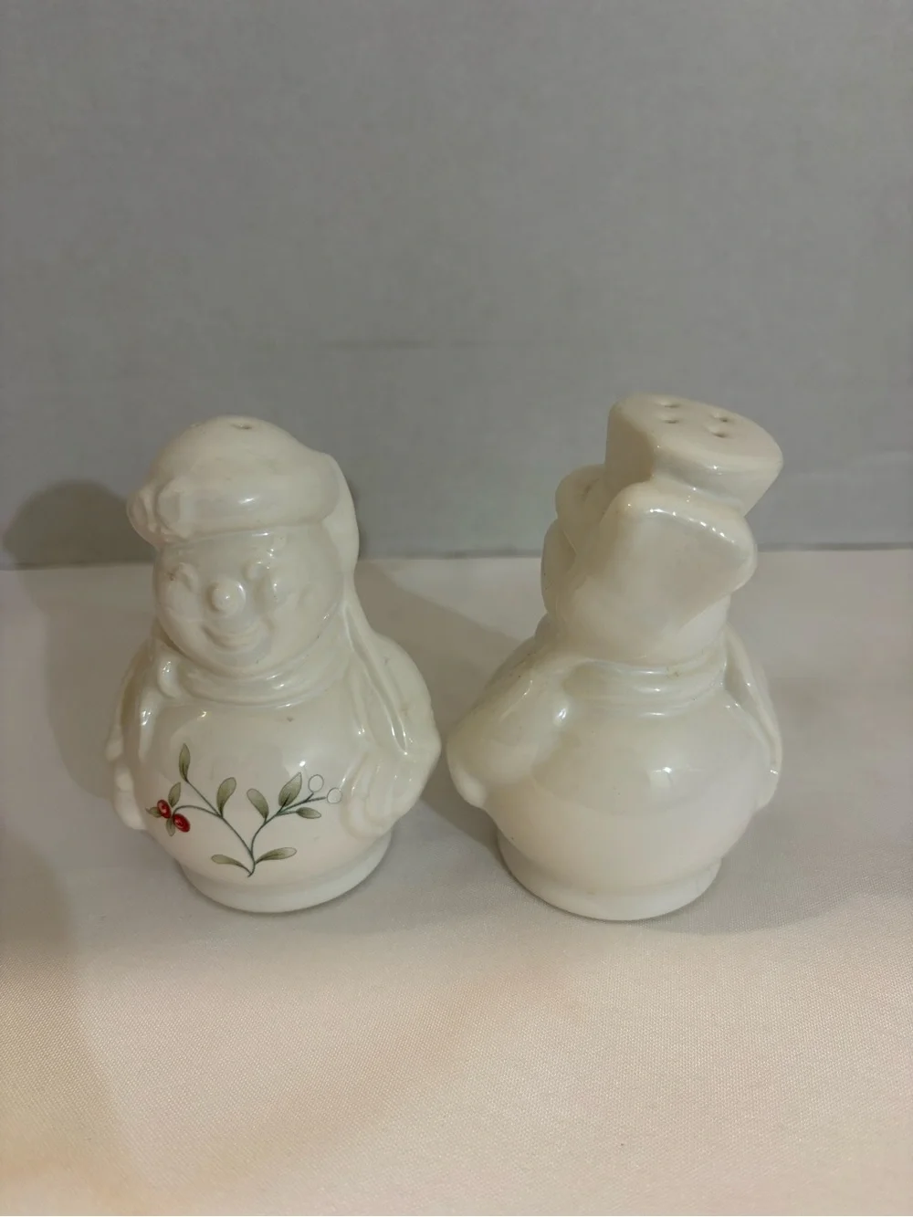 Pfaltzgraff Winterberry snowman salt & Pepper shaker festive holly and berry 2PC